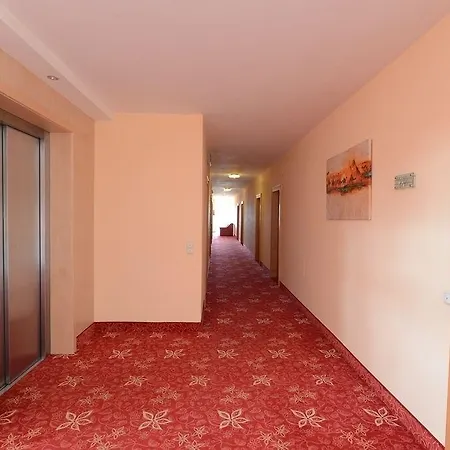 Strandhotel Faak ホテル 4*